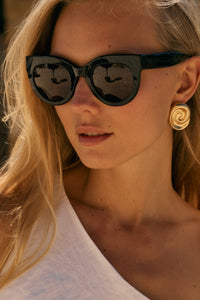 Chic and trendy black acetate sunglasses with silver hinges