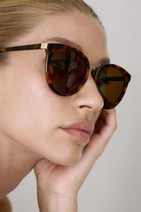 "ANEA HILL Hampton Sunglasses: Women's Trendsetter!"