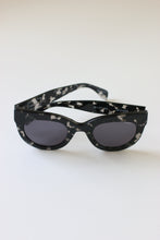 Load image into Gallery viewer, Exquisite women&#39;s sunglasses with a handmade clear tortoise acetate frame and oversized cat-eye shape, crafted with meticulous attention to detail.
