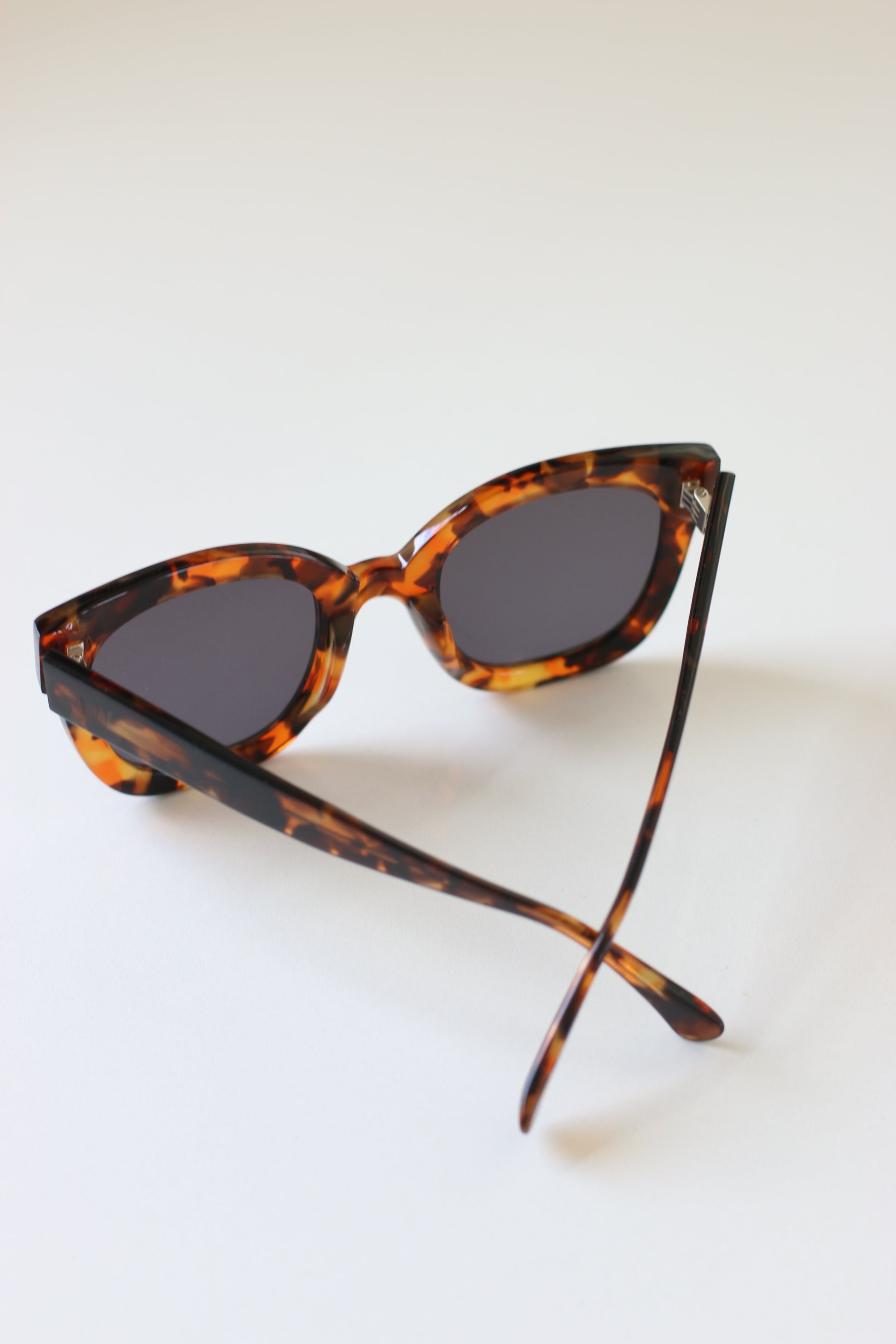 Experience the ultimate sophistication with ANEA HILL's high-end Sunset Sunglasses, boasting a beautiful tortoise color that exudes luxury and style.