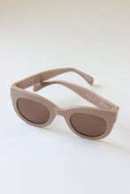 Load image into Gallery viewer, &quot;ANEA HILL Duchess Sunglasses: Fashionable Eyewear for Women!&quot;
