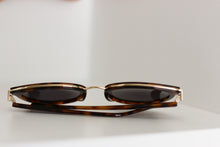 Load image into Gallery viewer, &quot;ANEA HILL Hampton Sunglasses: Women&#39;s Trendsetter!&quot;
