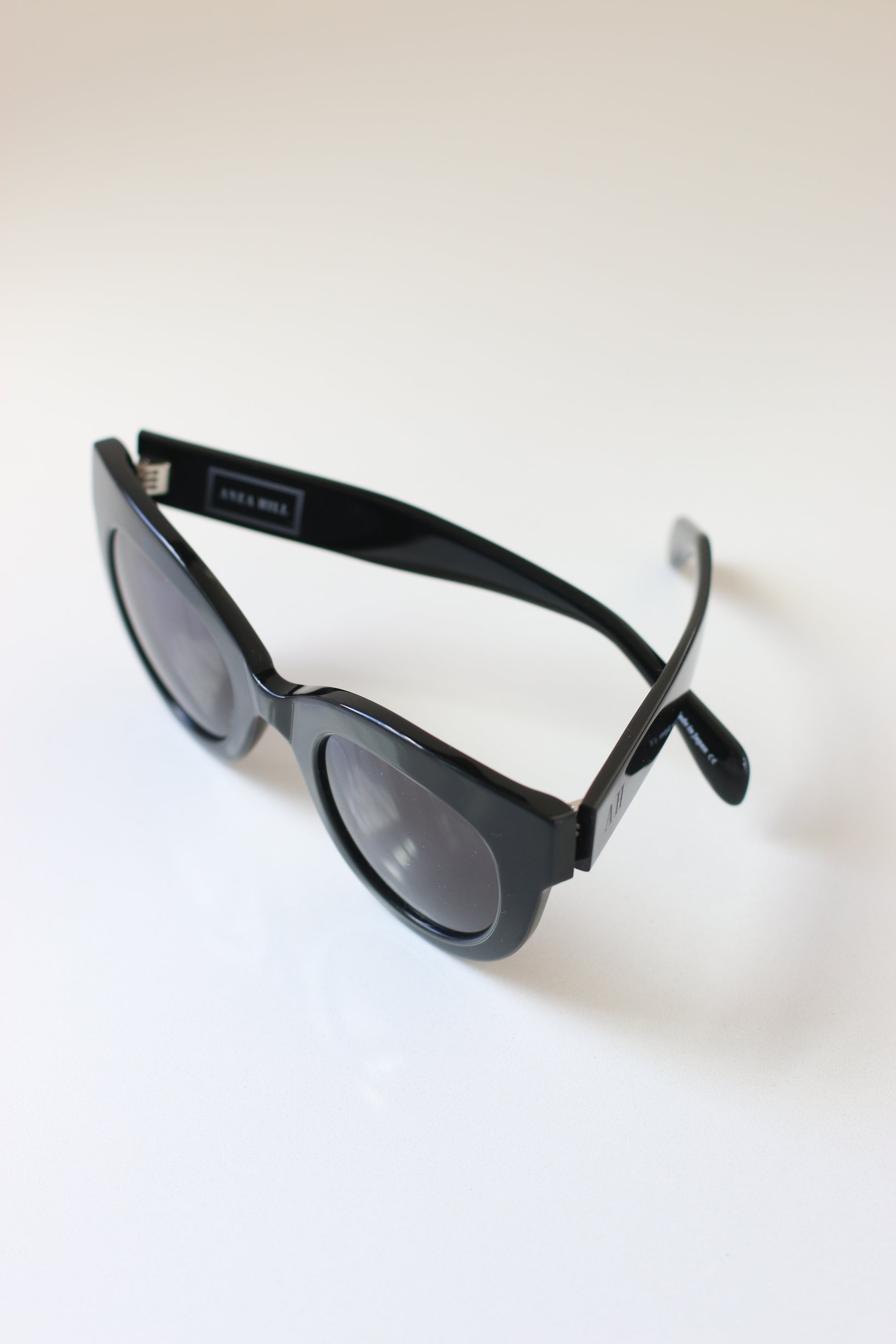 Top view sunglasses with adjustable acetate ear arms, exclusively designed with high-quality materials.
