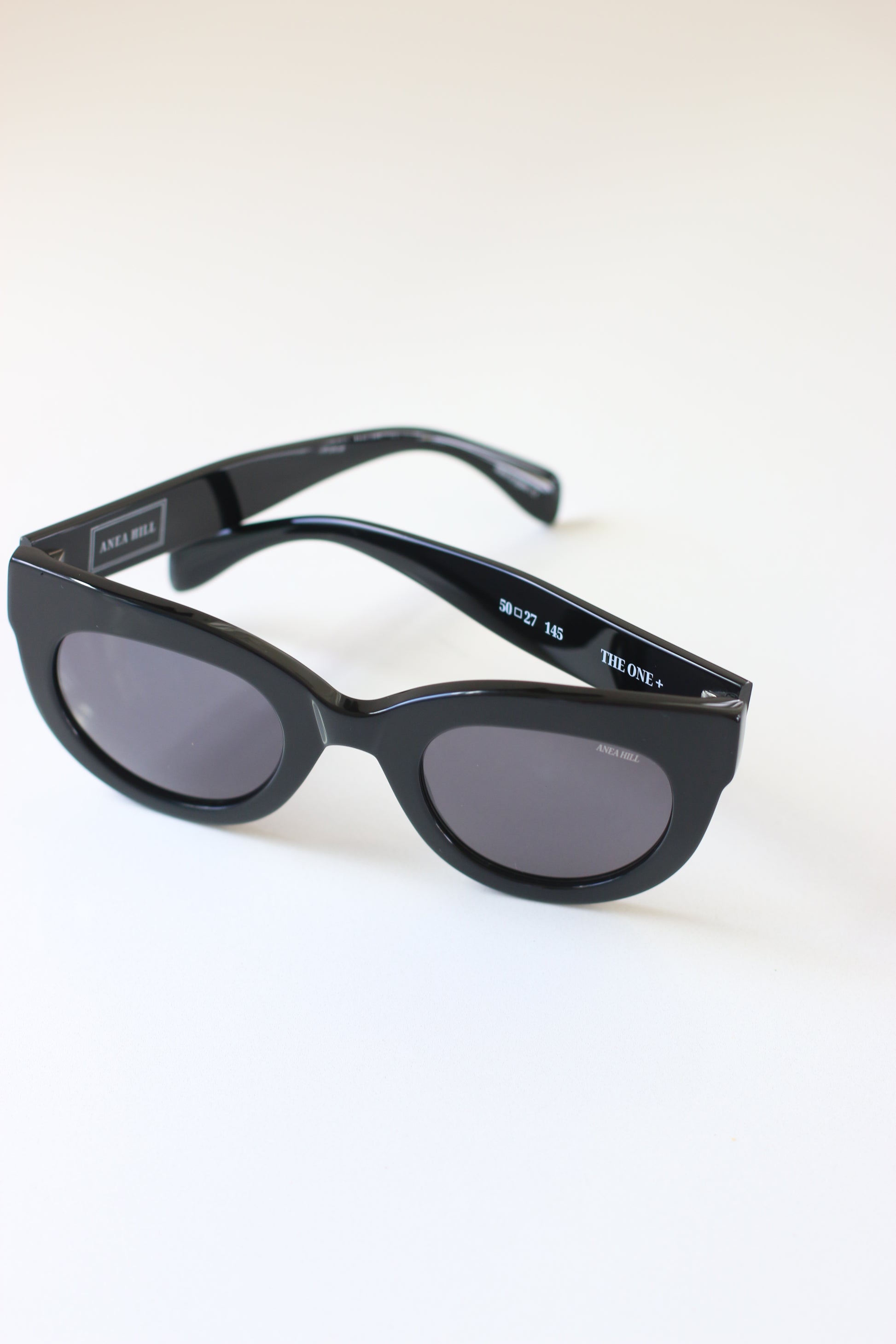 Fashionable and sophisticated oversized cat-eye sunglasses in black acetate