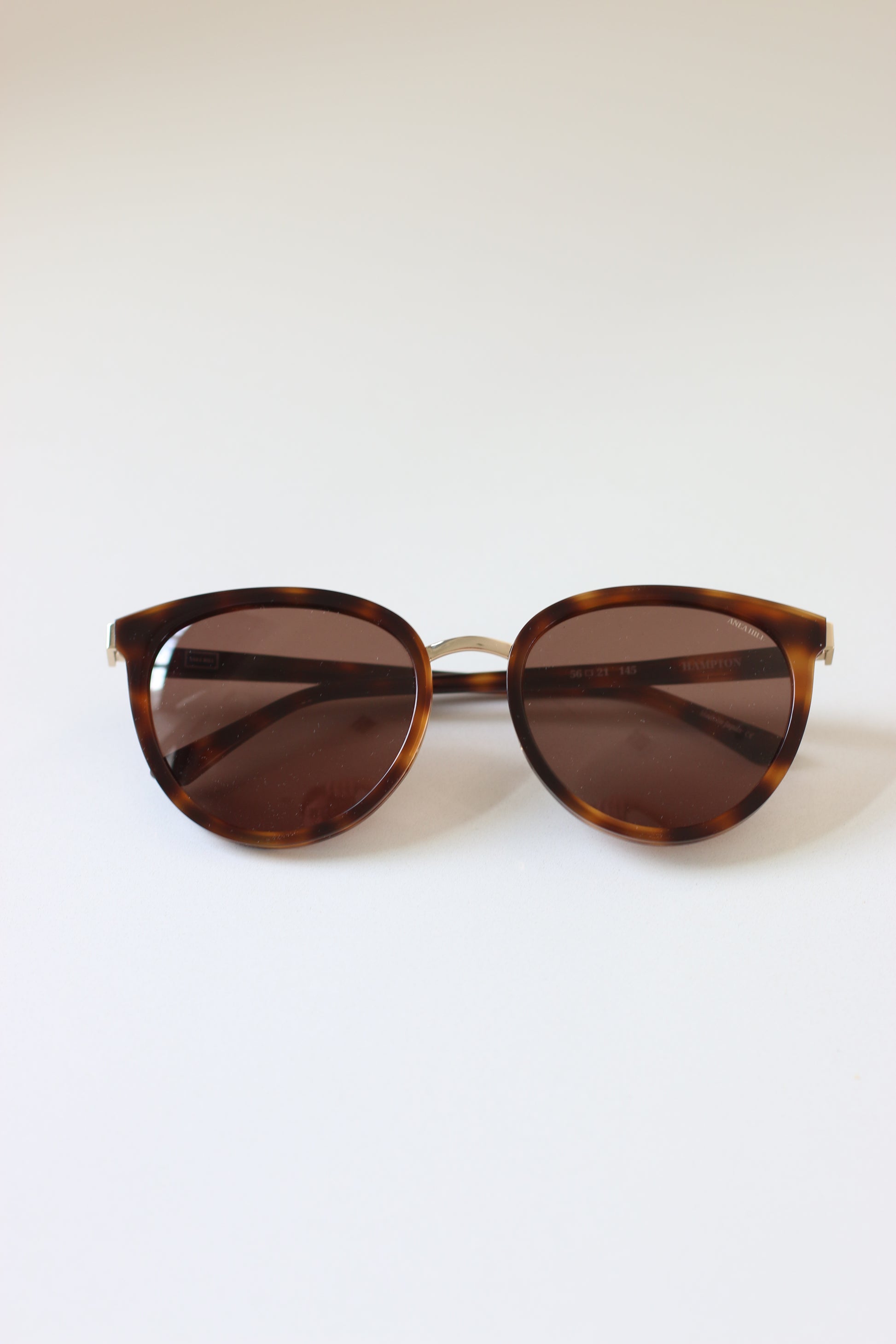 "ANEA HILL Hampton Sunglasses: Women's Trendsetter!"