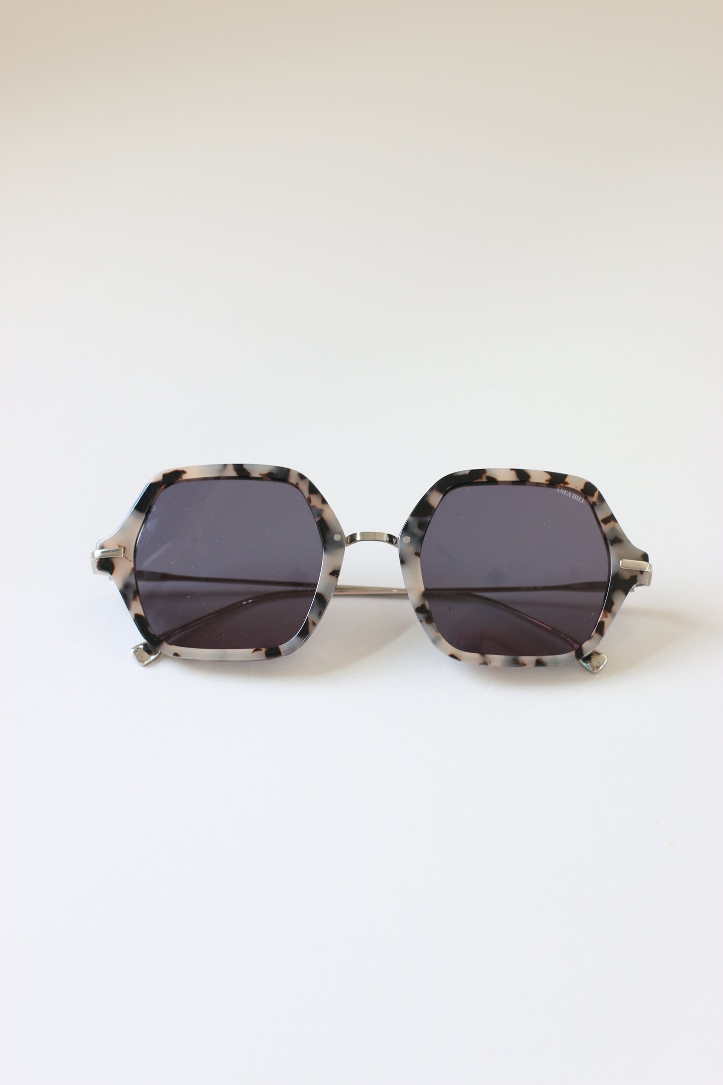 ANEAHILL's in-house designed women sunglasses are a must-have accessory for those who want to look and feel their best.