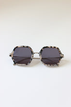 Load image into Gallery viewer, ANEAHILL&#39;s in-house designed women sunglasses are a must-have accessory for those who want to look and feel their best.
